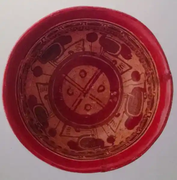 Plate with cross inside a circle